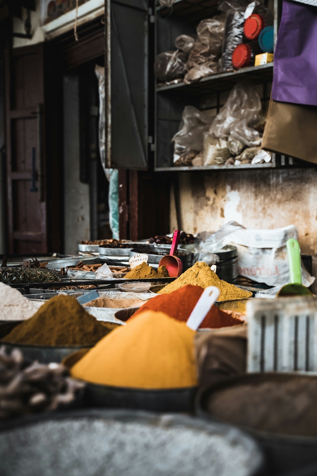 Du Souk à la Bourse : Votre Boussole pour Naviguer la Finance Marocaine.