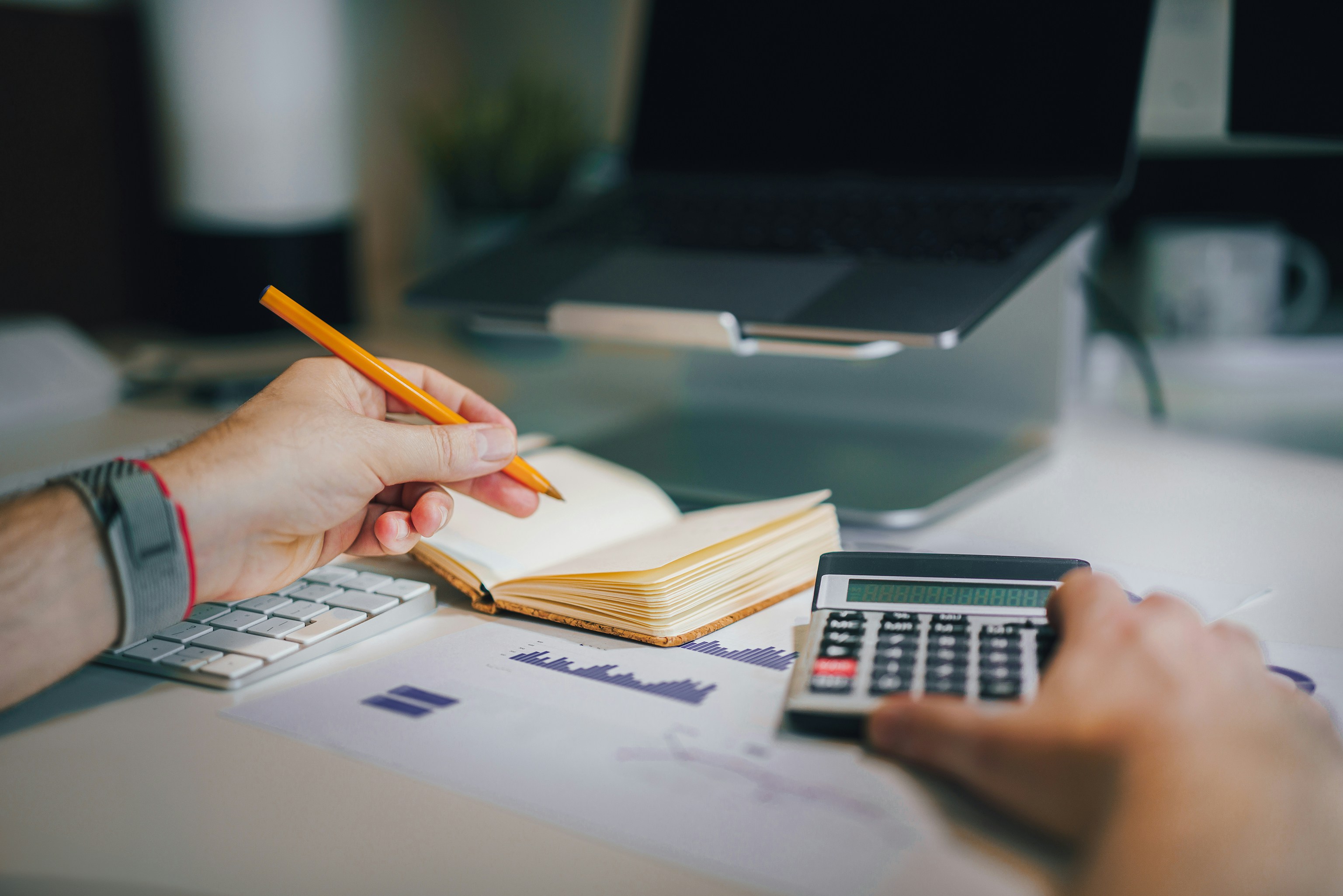 Au-delà des Souks : Le Guide Essentiel de la Finance au Maroc – Bourse, Immobilier et Épargne
